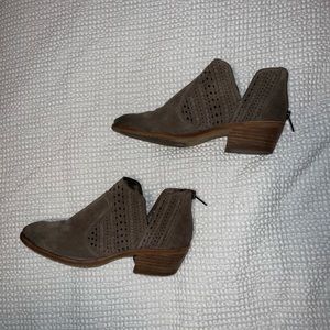 Vince Camuto Booties - beige with cut out design